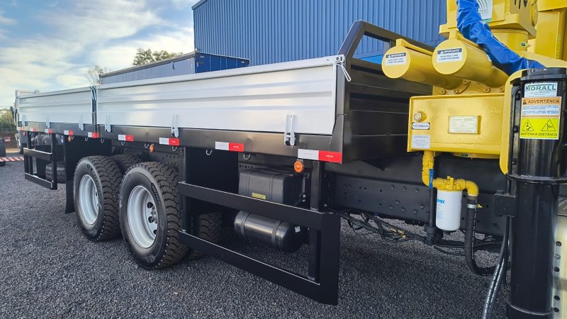 Carga Seca com Guindaste Hidrall