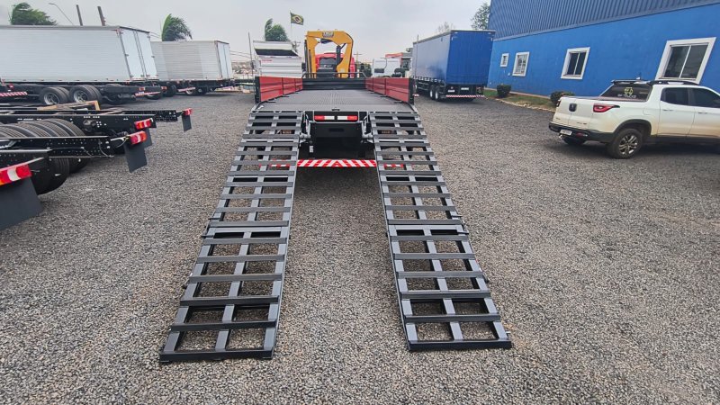 Carroceria Carga Seca Rampa Hidráulica e Guindaste