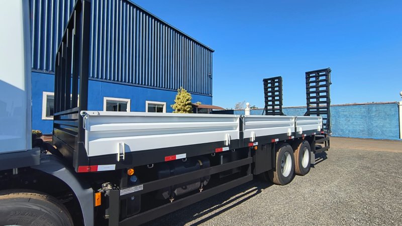 Carroceria Prancha com Rampa Bipartida